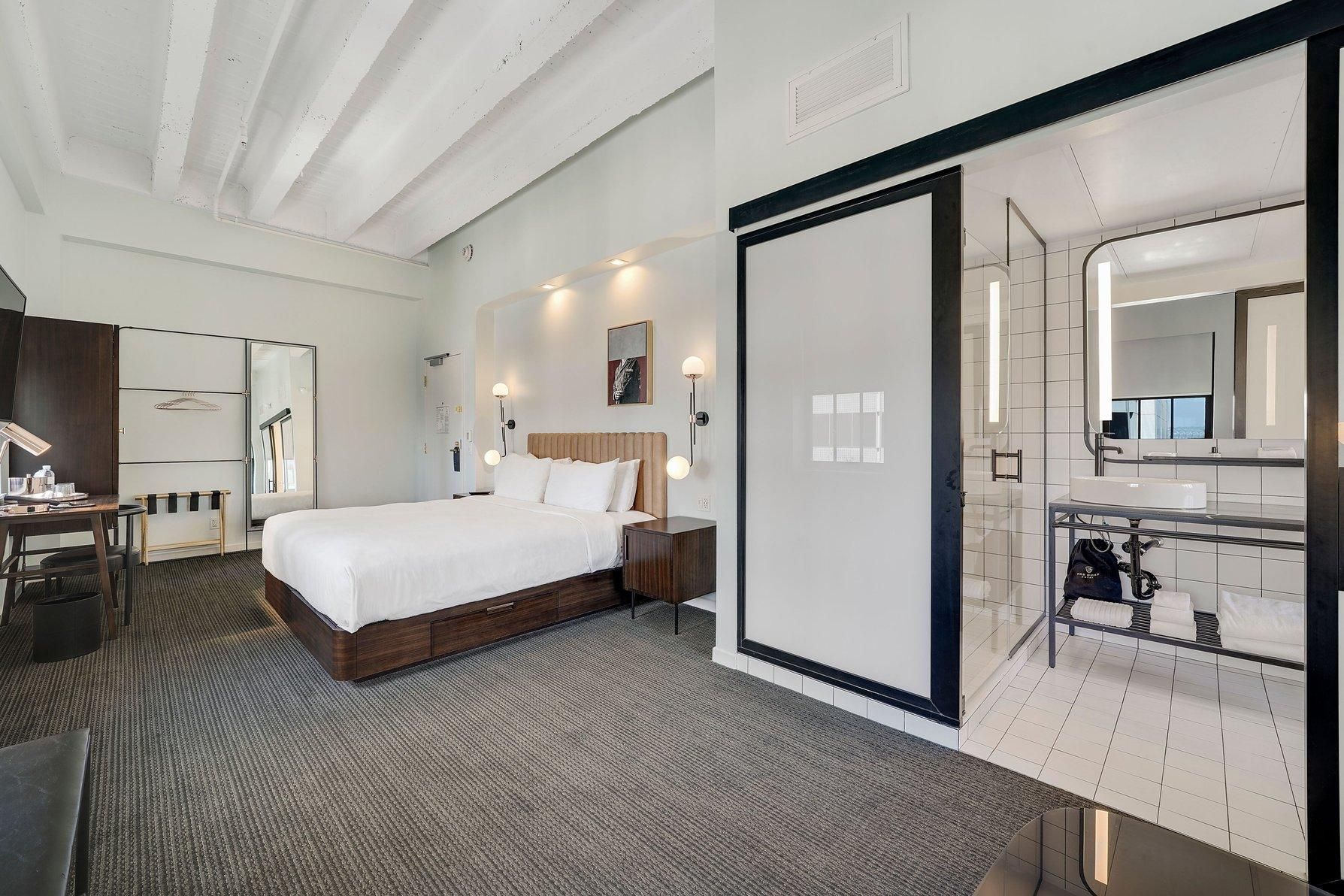 Guild Loft Suite, Larger Guest room, 1 King, Sofa bed