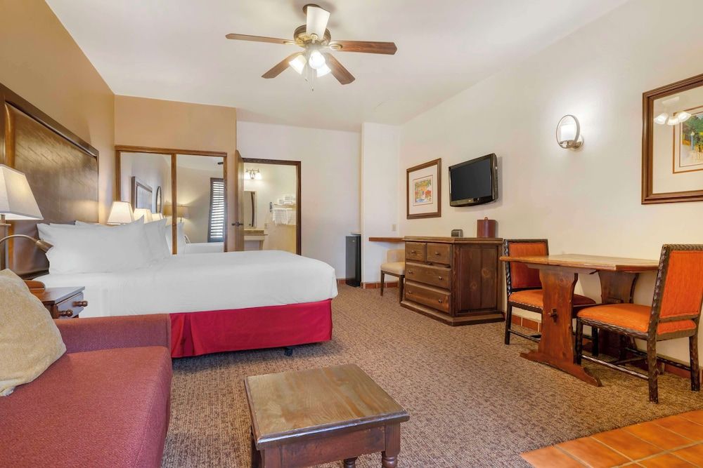 Best Western Plus Hacienda Hotel Old Town Standard Room, 1 King Bed, Non Smoking, Refrigerator & Microwave (with Sofabed) 4