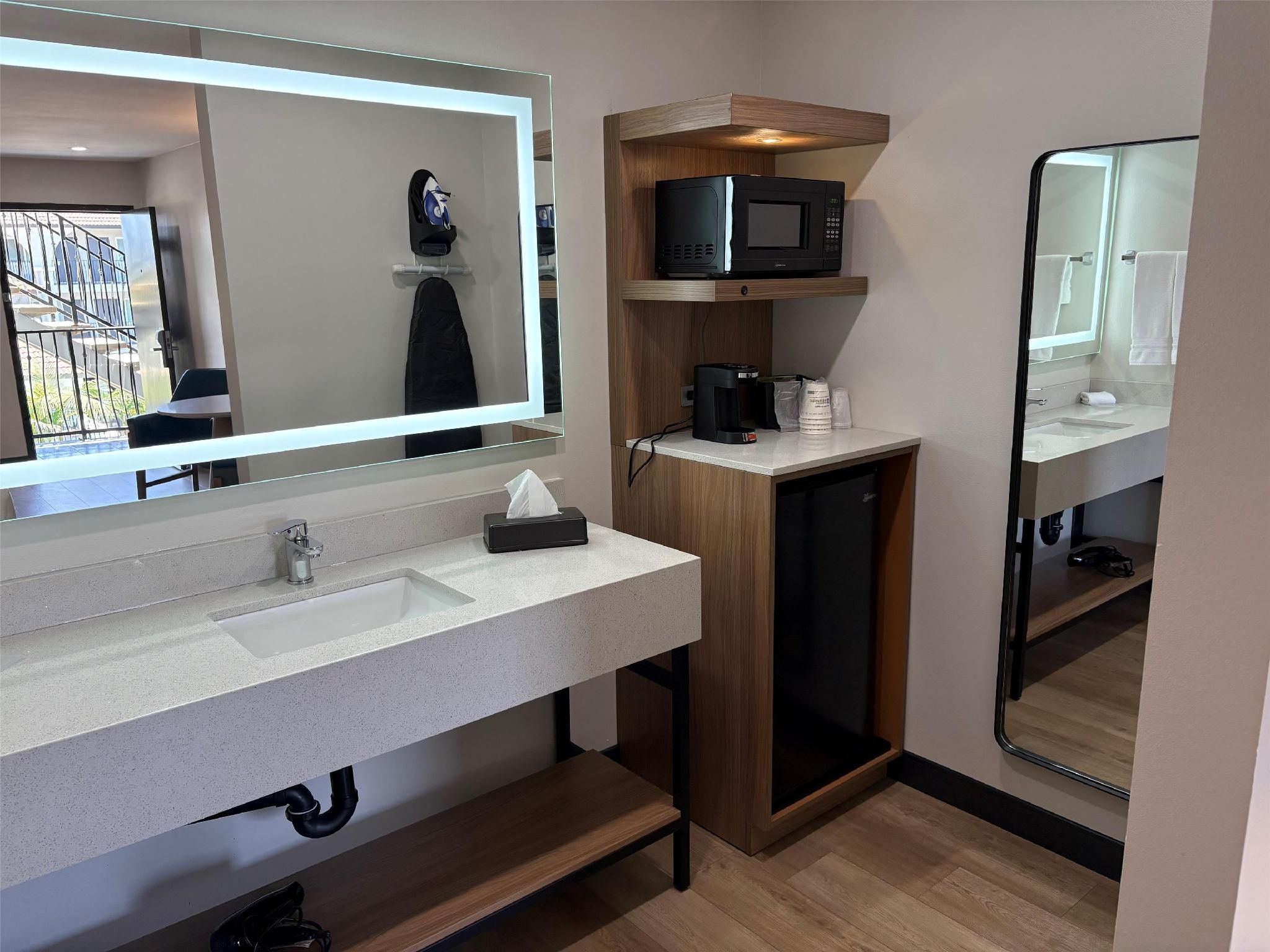 1 King Bed, Nonsmoking, Sofabed For One Person, Microwave And Mini-refrigerator, Continental Breakfa