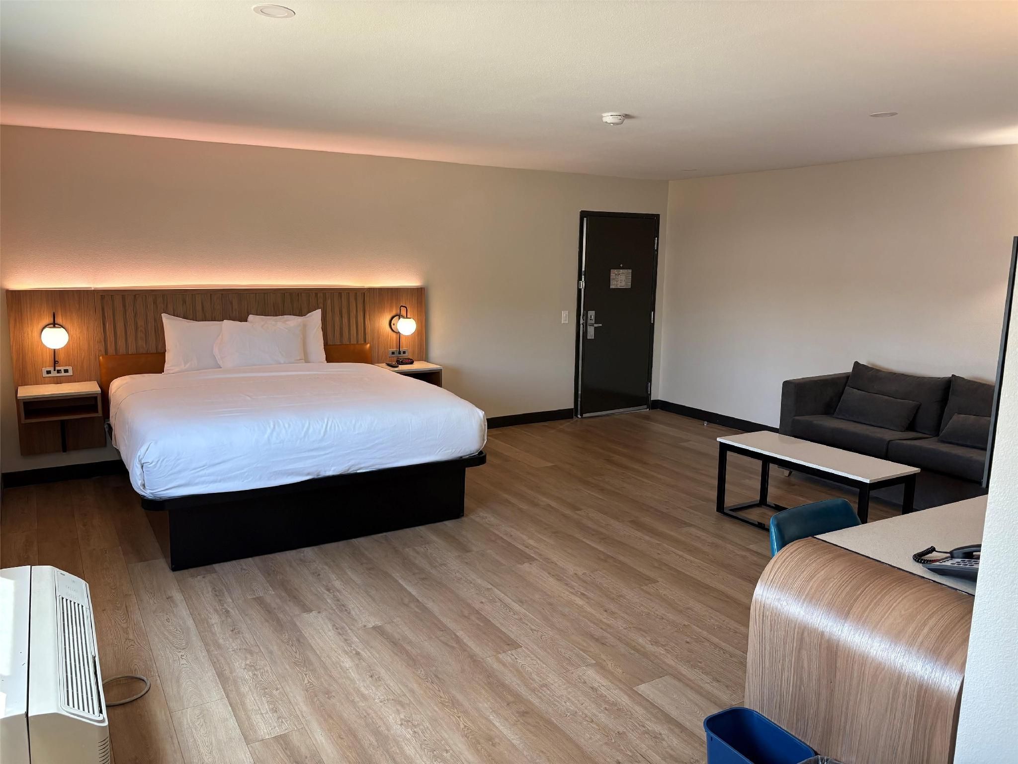 1 King Bed, Non-Smoking, Corner Room, Larger Room, Sofabed For One Person, Work Desk, Microwave And