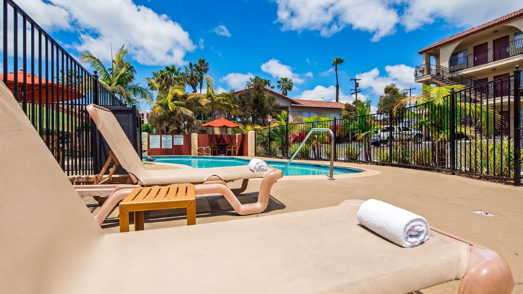 swimming pool [outdoor]