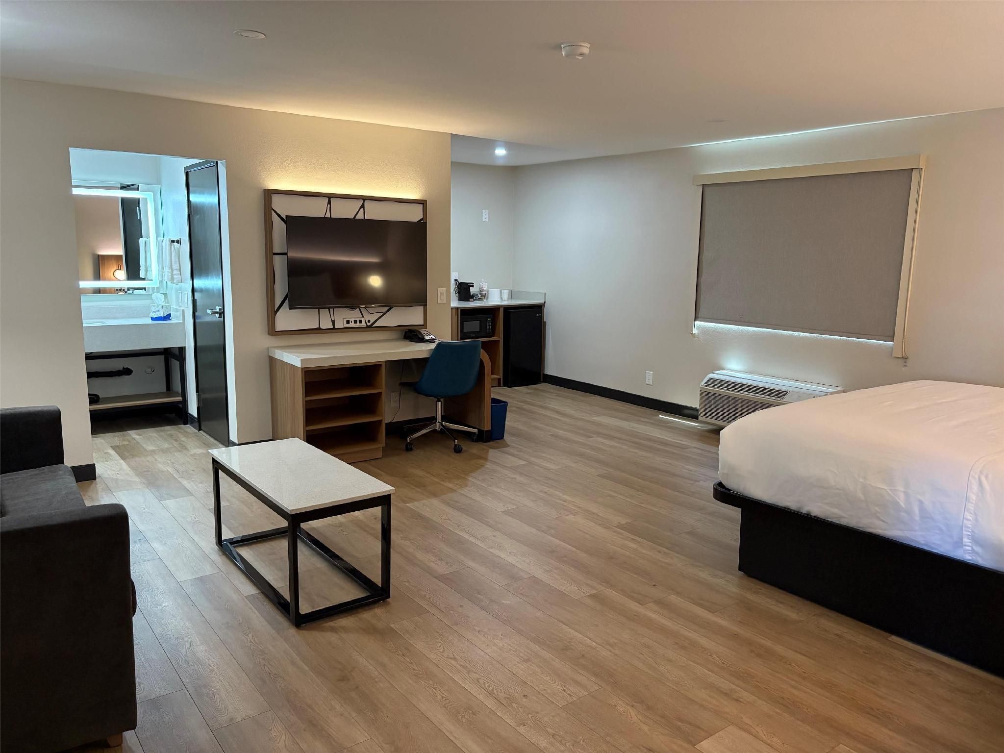 1 King Bed, Non-Smoking, Corner Room, Larger Room, Sofabed For One Person, Work Desk, Microwave And