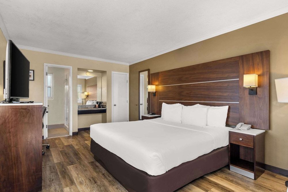 undefined Comfort Inn San Diego Airport At The Harbor