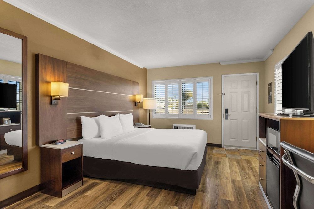 undefined Comfort Inn San Diego Airport At The Harbor 10