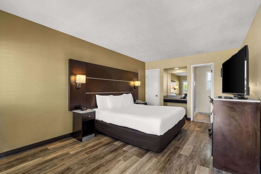 undefined Comfort Inn San Diego Airport At The Harbor 8
