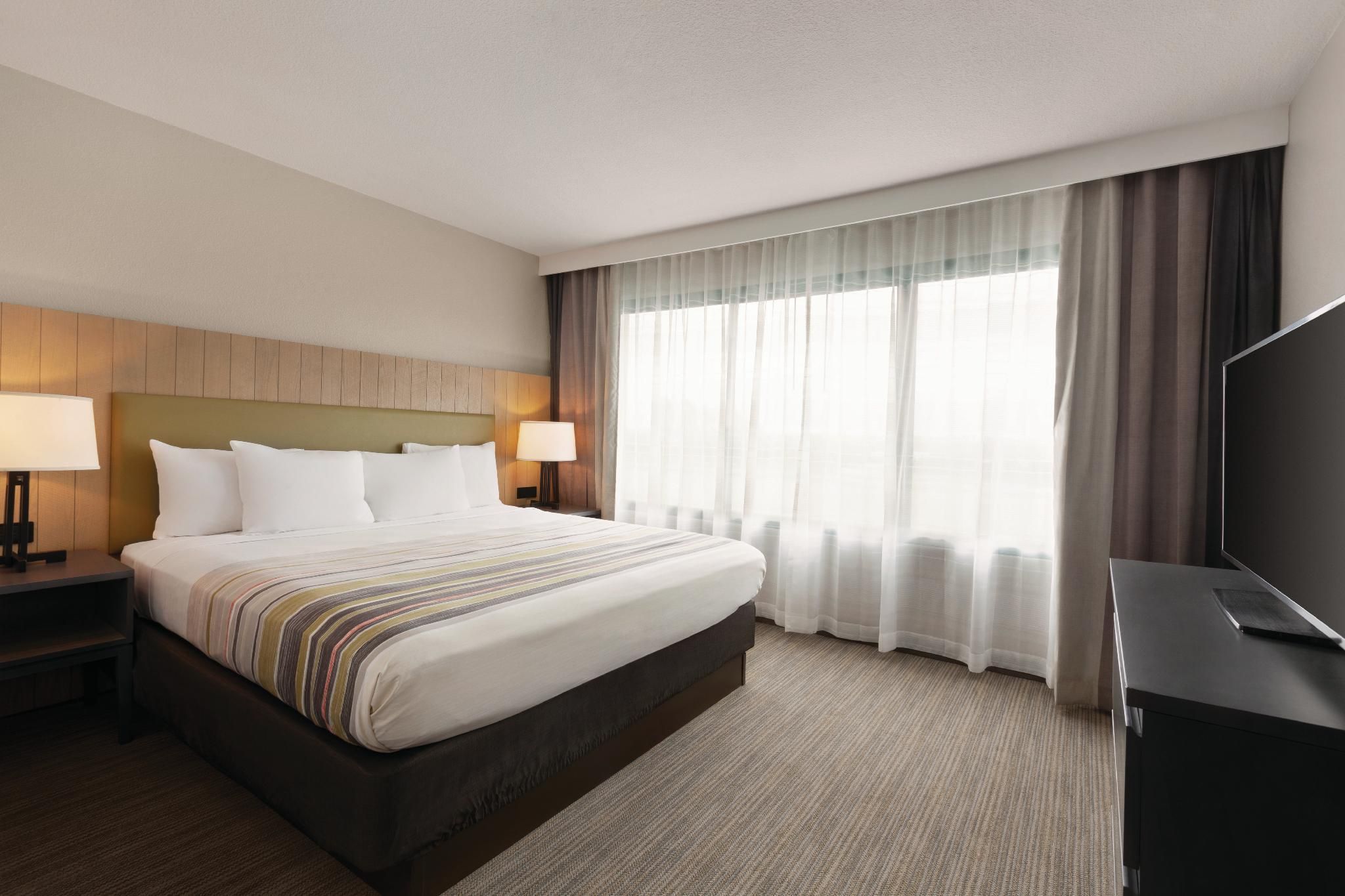 1 King Bed, Suite, Nonsmoking