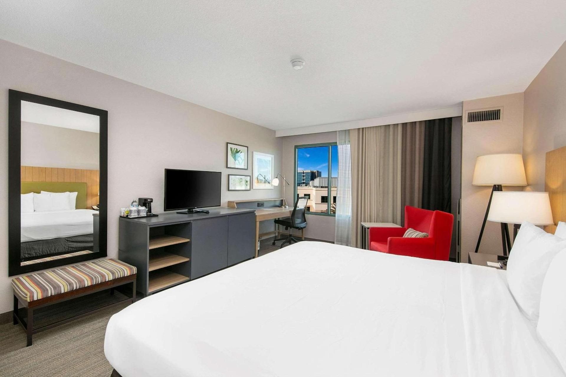 1 King Bed, Nonsmoking, Accessible