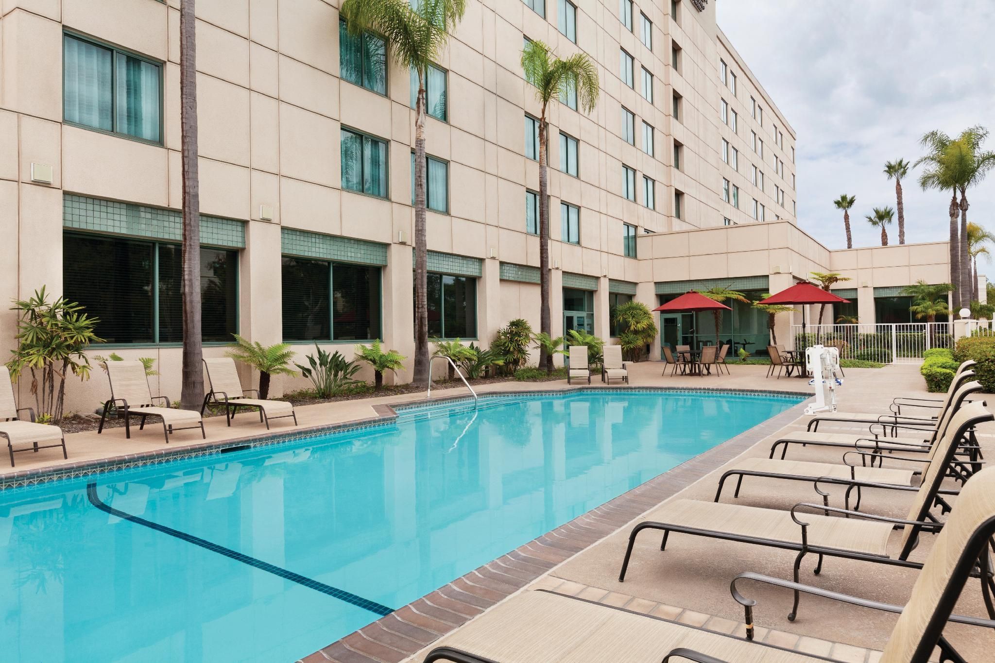 swimming pool [outdoor]