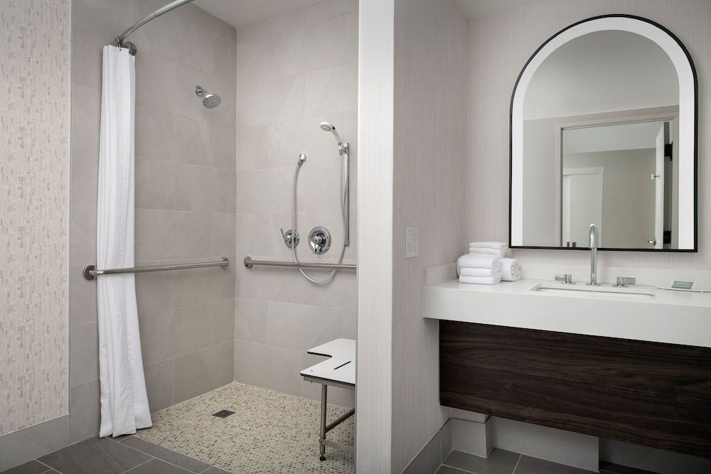 Courtyard by Marriott San Diego Downtown Room, 1 King Bed, Non Smoking 3