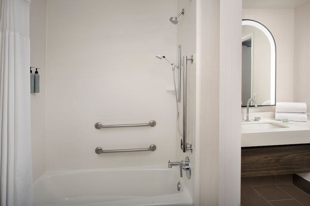 Courtyard by Marriott San Diego Downtown Room, 1 King Bed, Non Smoking 4