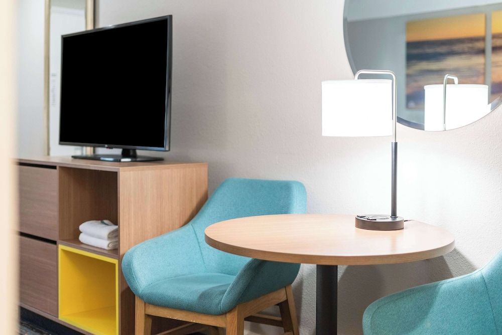 Days Inn by Wyndham San Diego Hotel Circle Standard Room, 2 Queen Beds, Non Smoking 14