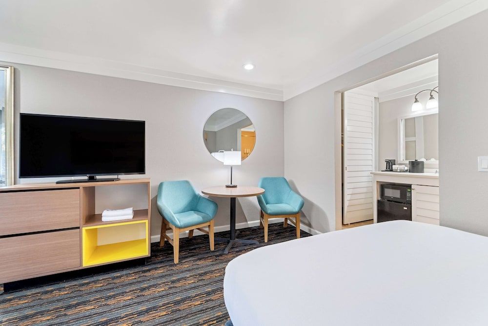 Days Inn by Wyndham San Diego Hotel Circle Standard Room, 2 Queen Beds, Non Smoking 4