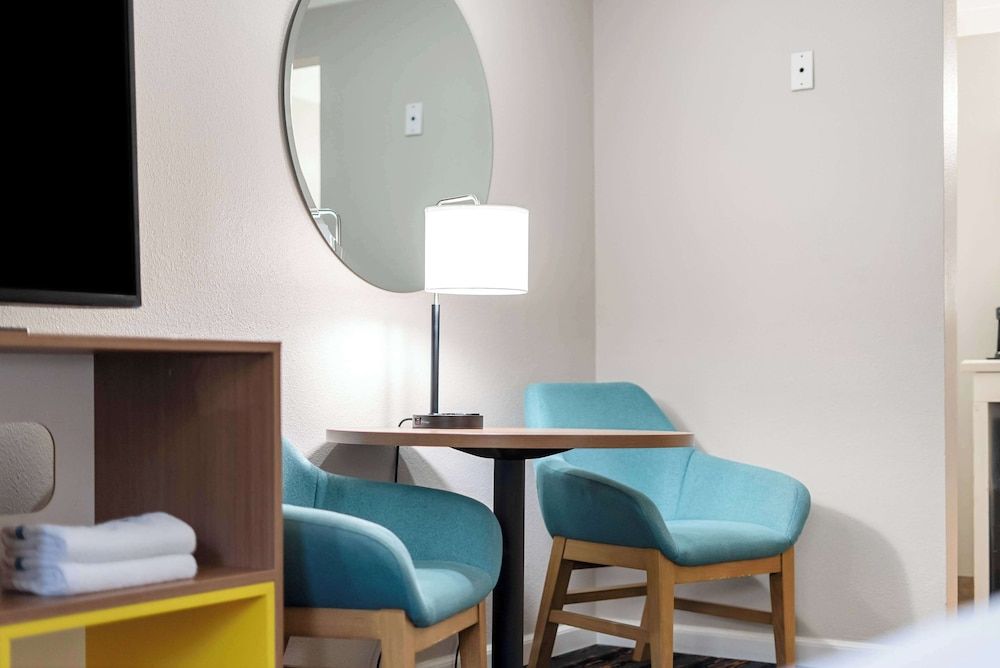 Days Inn by Wyndham San Diego Hotel Circle Standard Room, 2 Queen Beds, Non Smoking 15