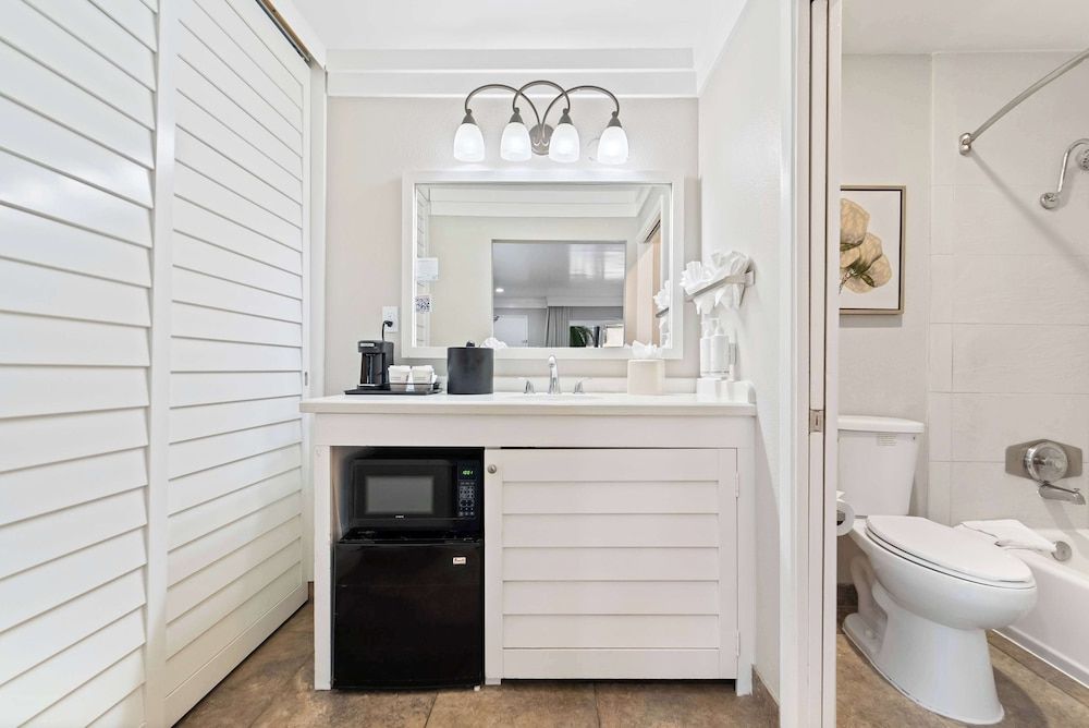 Days Inn by Wyndham San Diego Hotel Circle Standard Room, 2 Queen Beds, Non Smoking 9