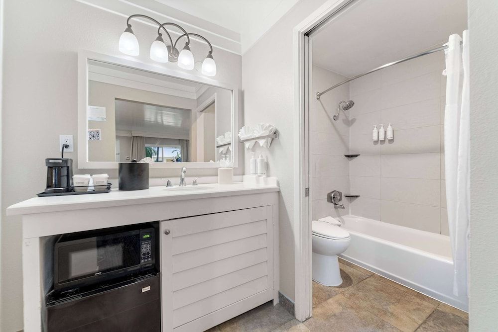 Days Inn by Wyndham San Diego Hotel Circle Standard Room, 2 Queen Beds, Non Smoking 10