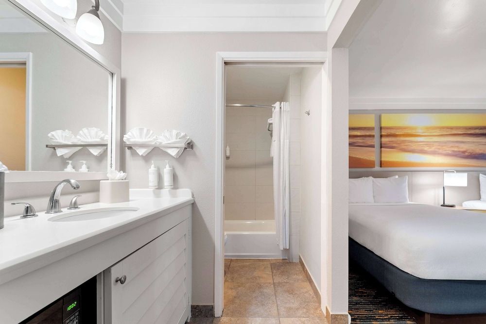 Days Inn by Wyndham San Diego Hotel Circle Standard Room, 2 Queen Beds, Non Smoking 7