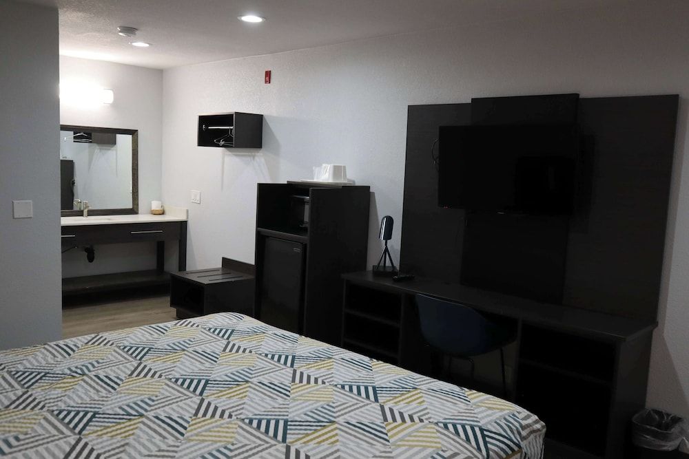 Deluxe Room, 1 King Bed, Non Smoking, Refrigerator & Microwave