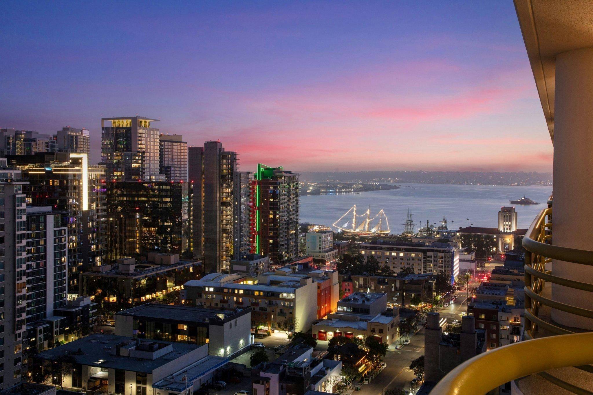 undefined Courtyard by Marriott San Diego Downtown Little Italy 8