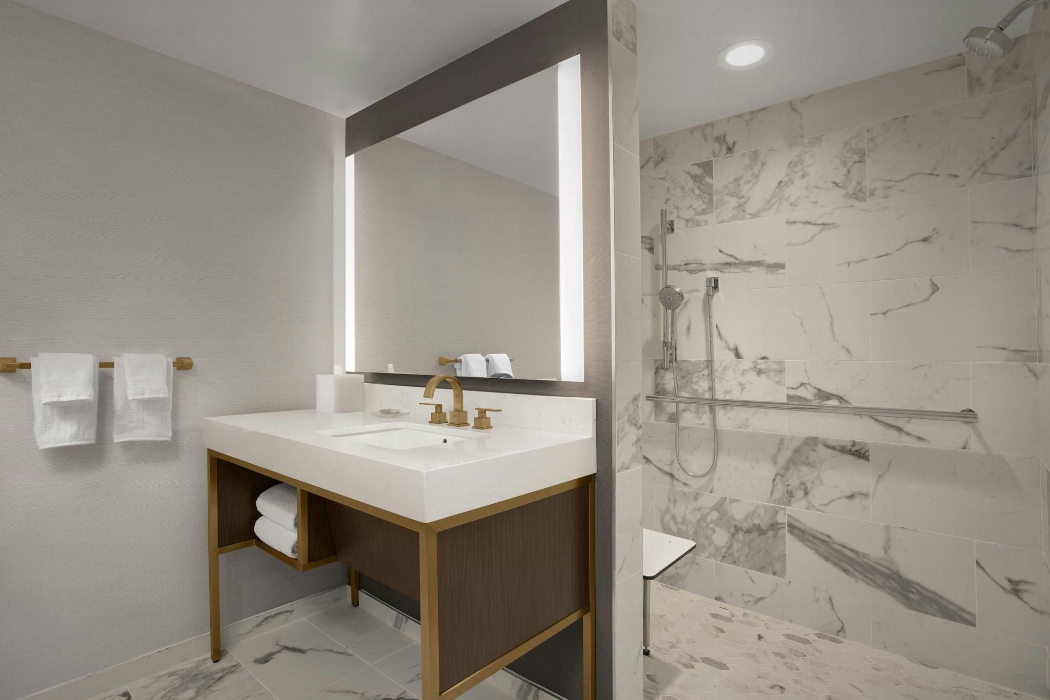 Allegro 780 SF, 1 Bedroom Suite, 1 King, Sofa bed, Corner room
