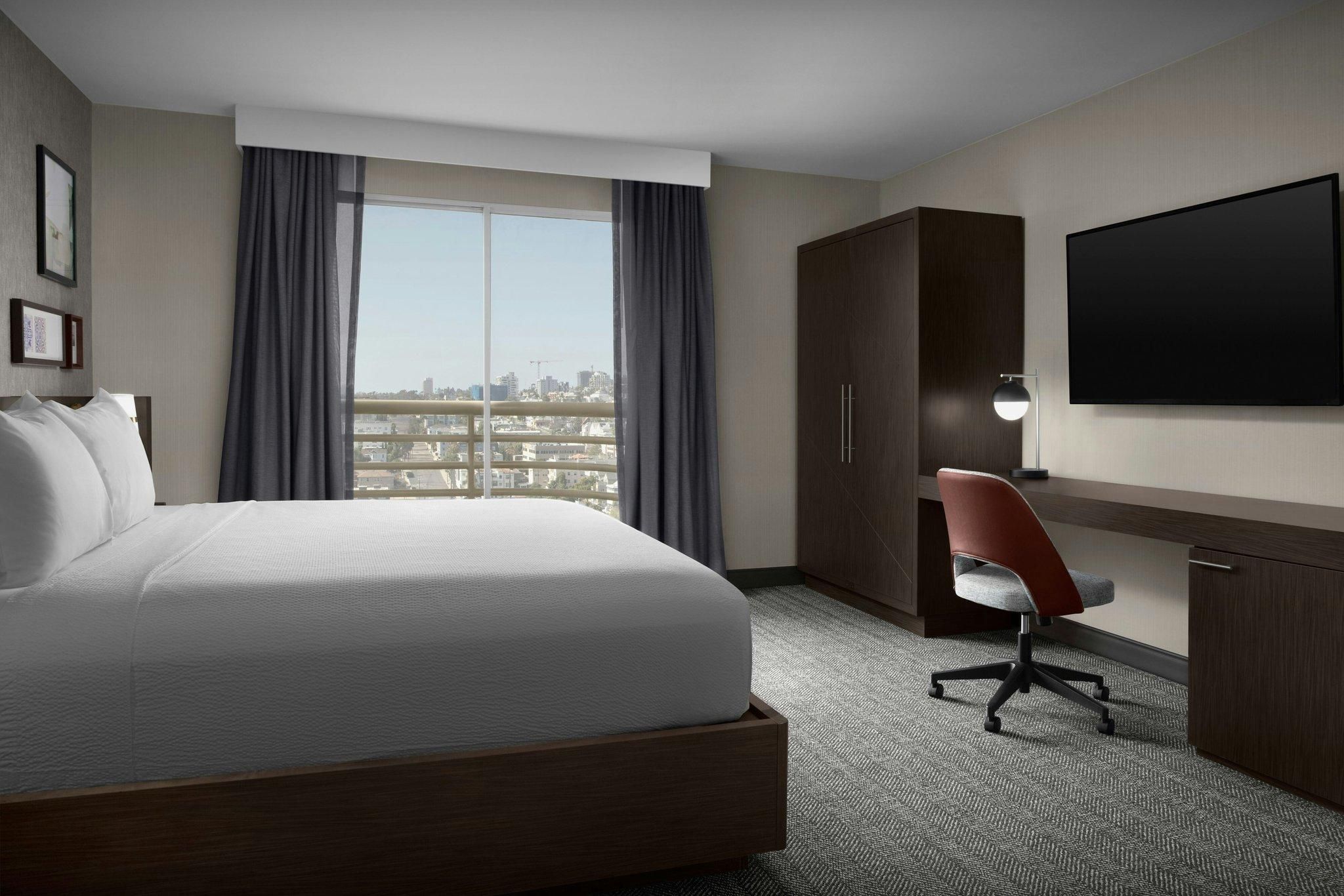 Basilone, Hospitality Suite, 1 King, Sofa bed, Lindbergh Field view, Harbor view, Upper floor