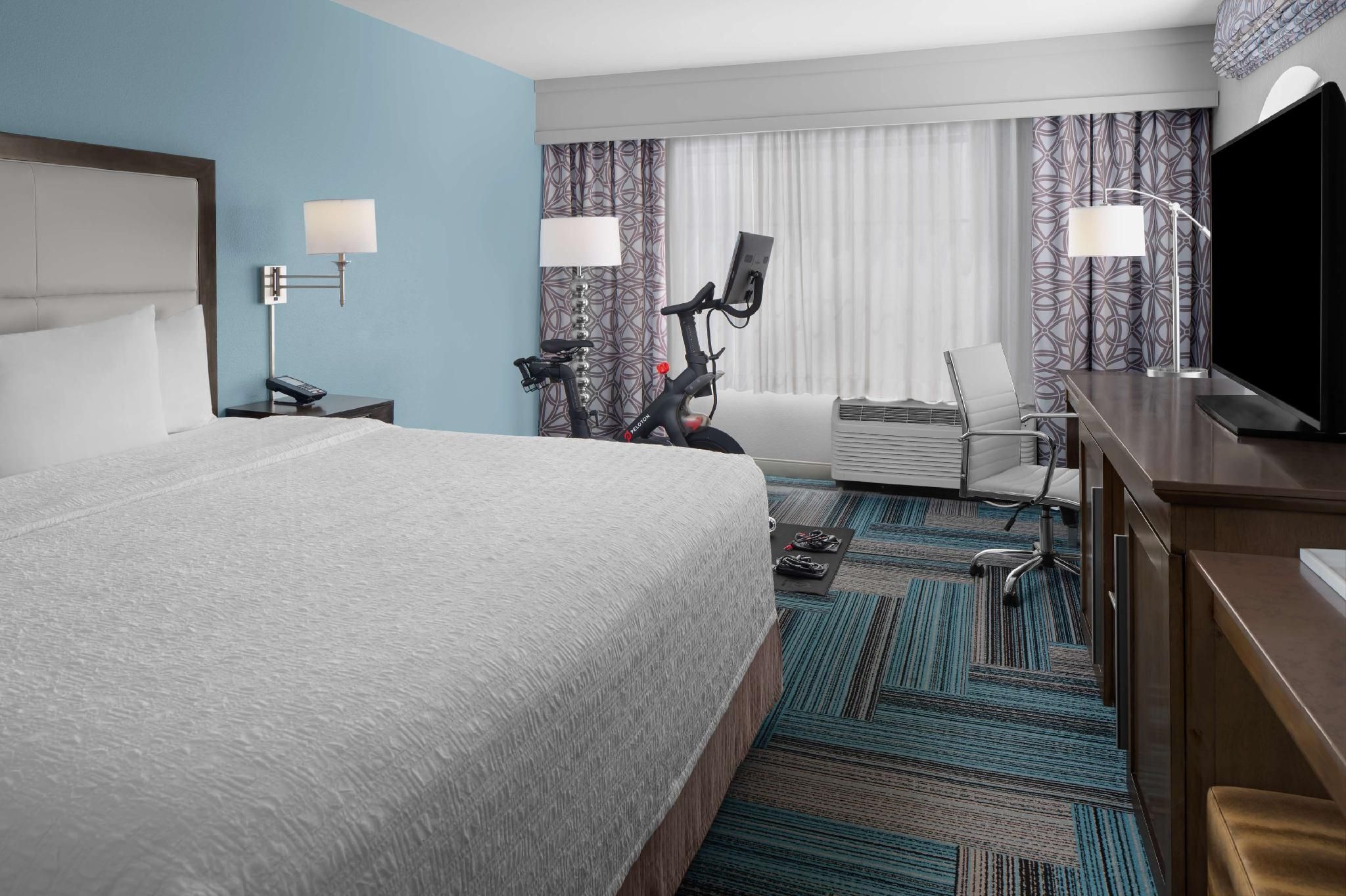 1 KING W/ PELOTON BIKE NS W/FRIDGE