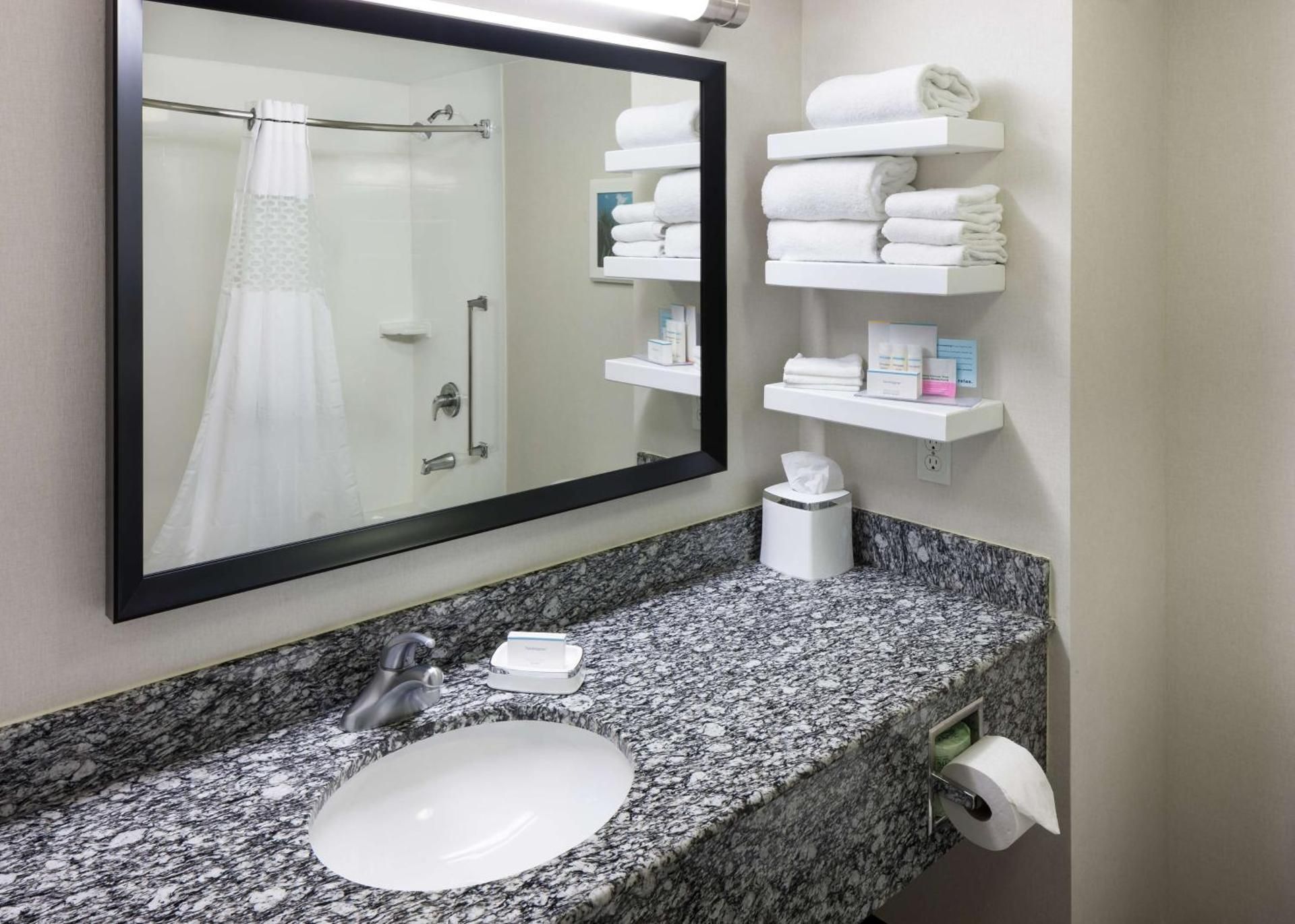 1 KING MOBILITY ACCESS ROLL IN SHOWER NOSMOK