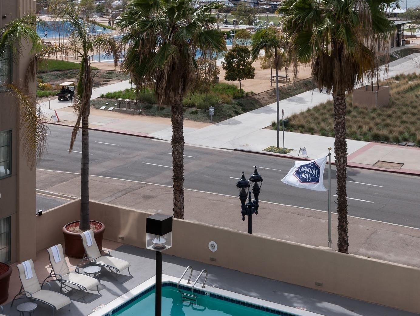 swimming pool [outdoor]