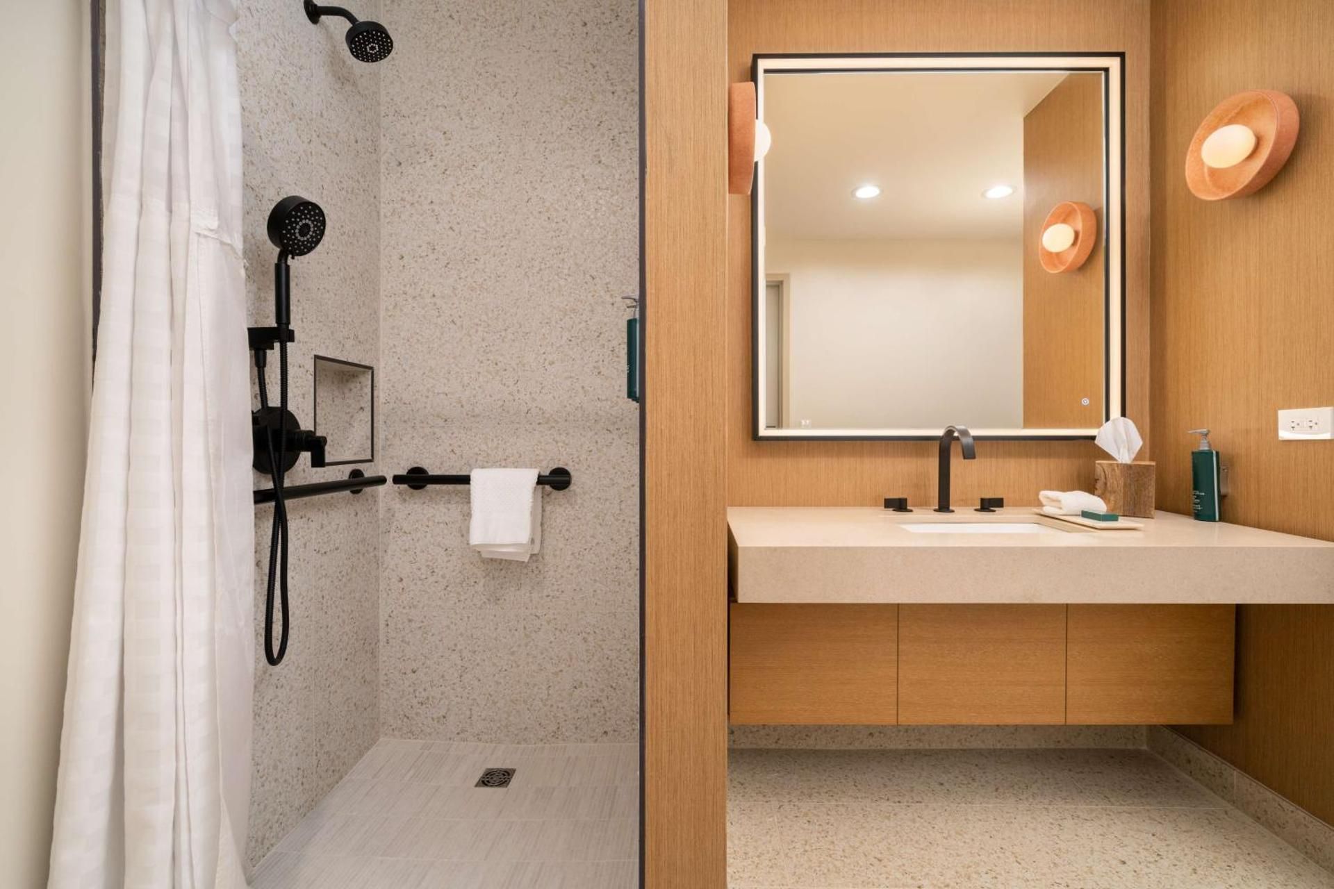 Corner 1 Bdrm Ste-1kg Mobility Access 3 X3shwr