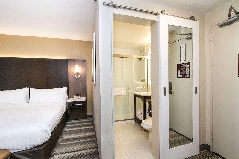Holiday Inn Express San Diego Downtown by IHG Standard Room, 1 King Bed 6