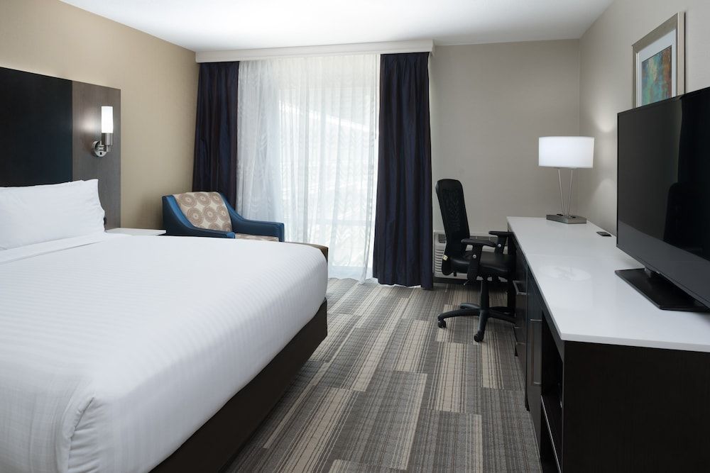 Holiday Inn Express San Diego Downtown by IHG Standard Room, 1 King Bed 3