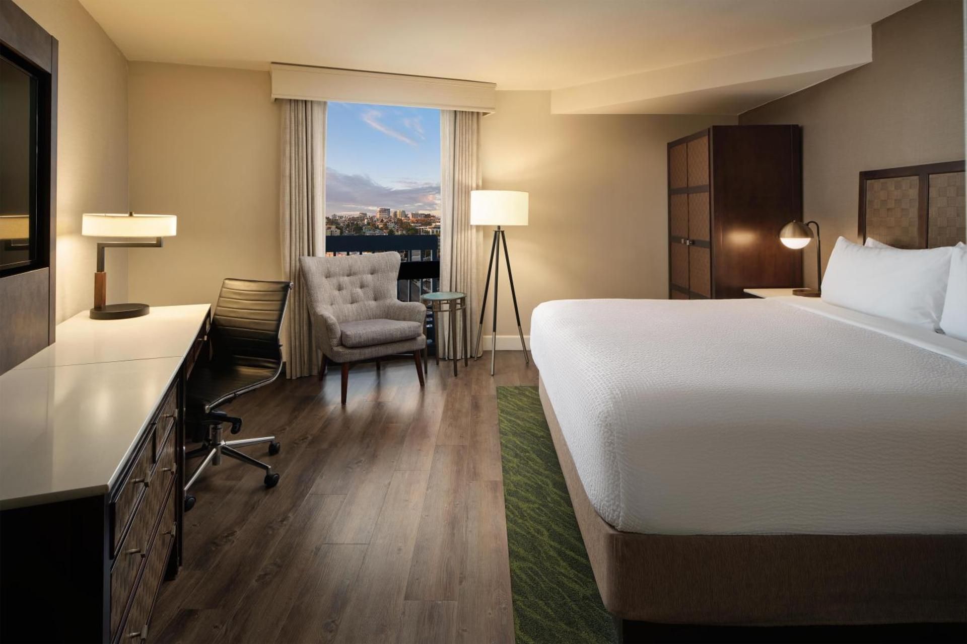 1 King Bed, Nonsmoking, Higher Floor, City View