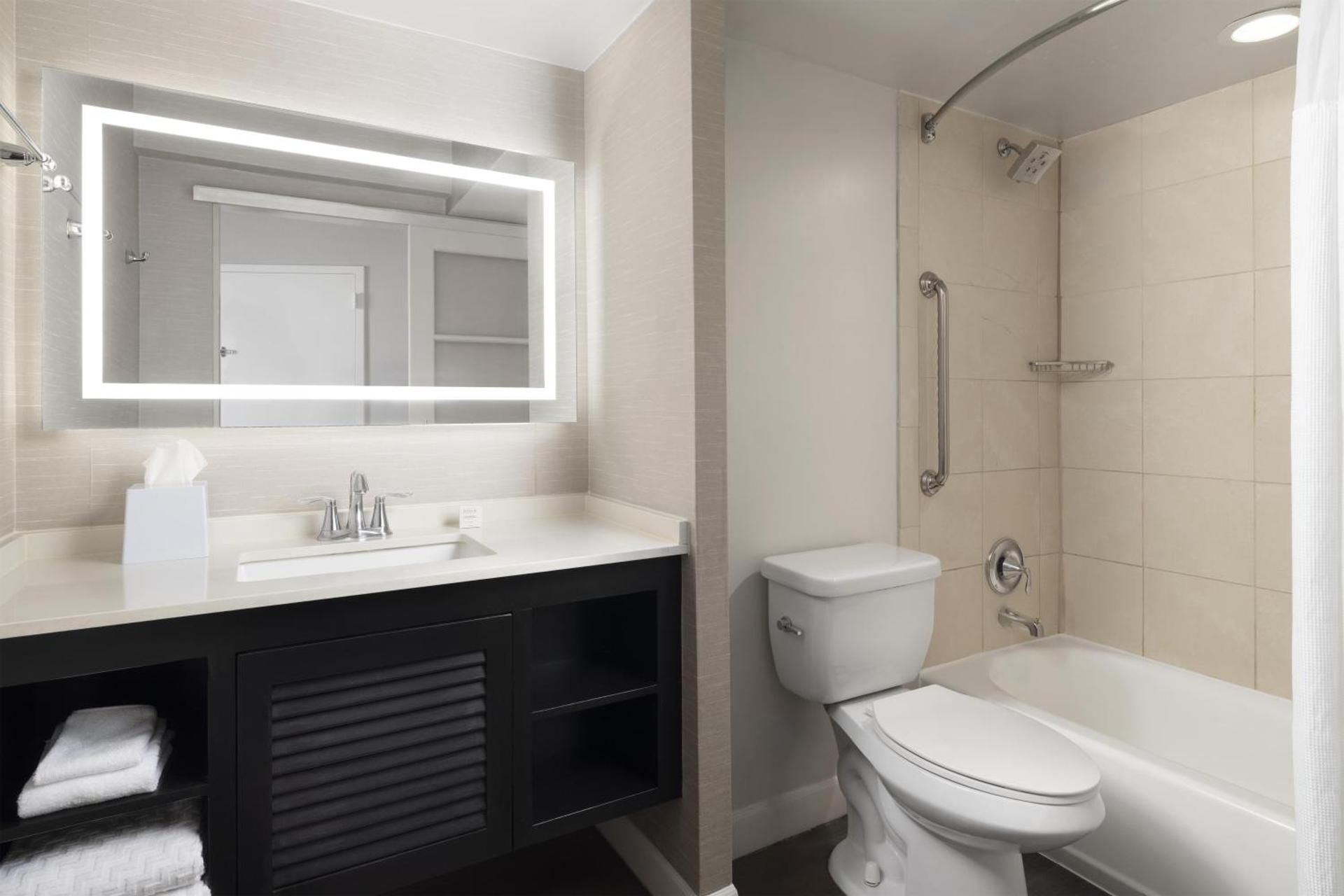King Room with Bay View - Higher Floor/Non-Smoking