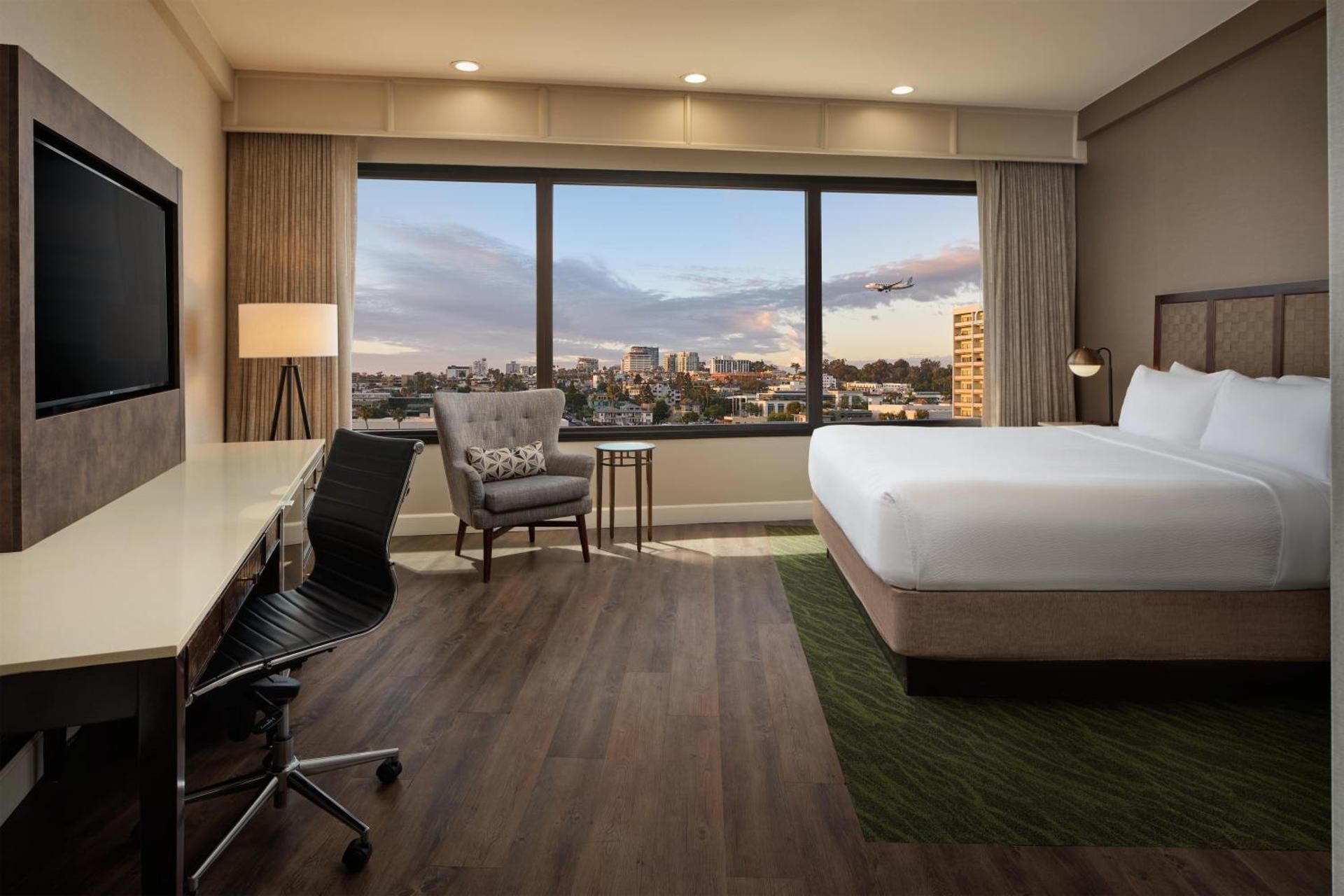 King Room with City View - Top Floor/Non-Smoking