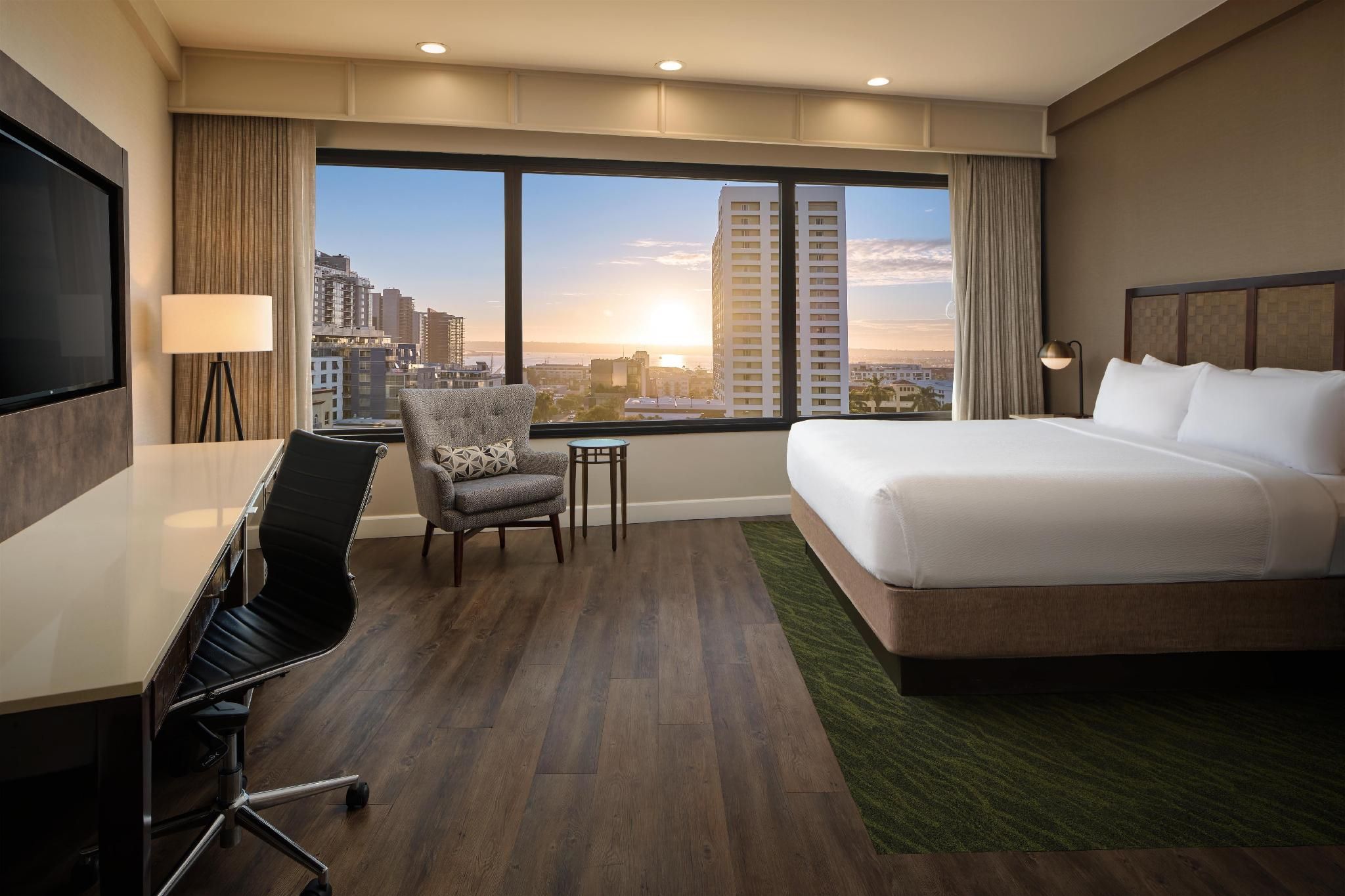 1 King Bed, Nonsmoking, Top Floor, Bayview