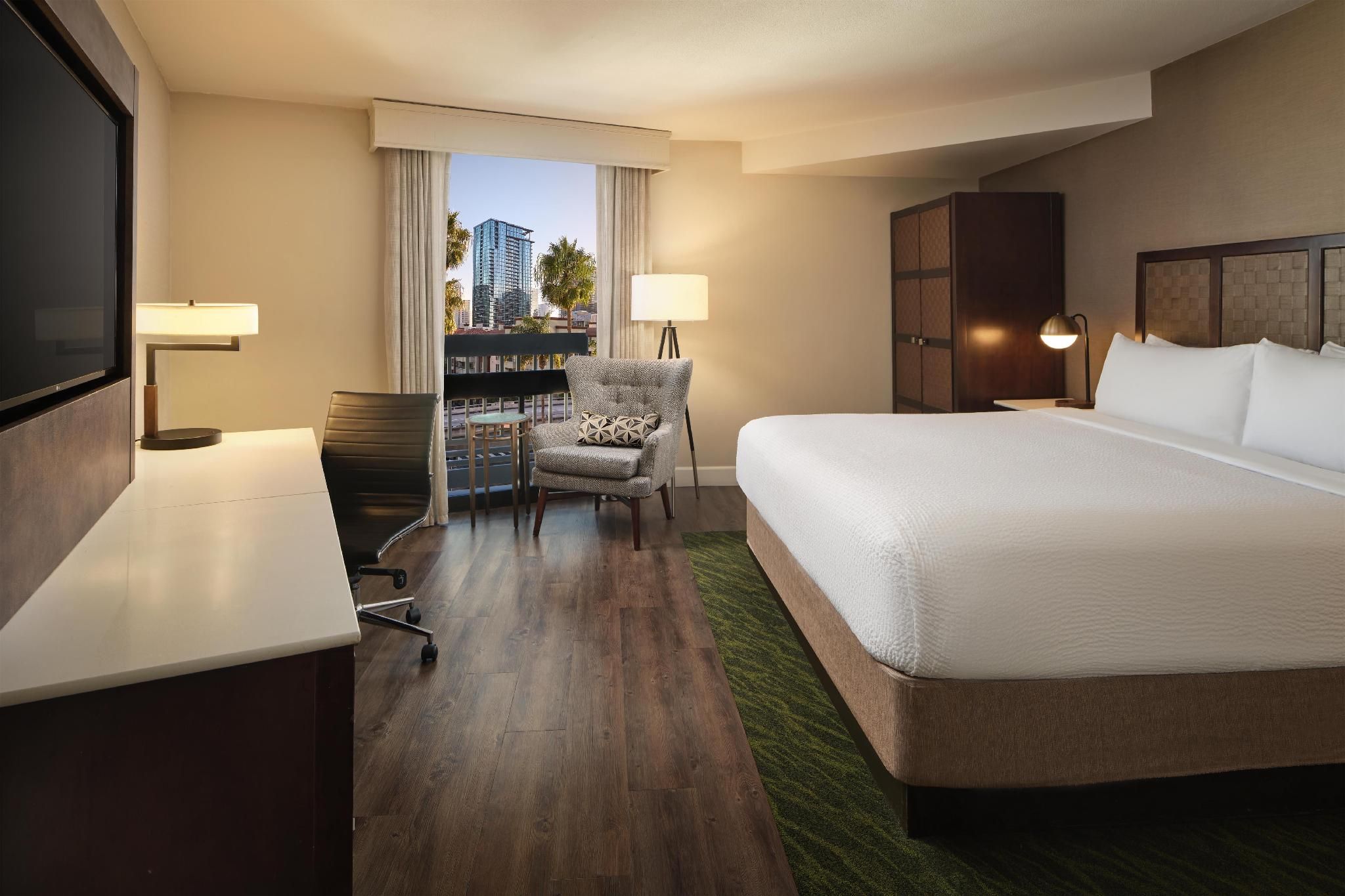 1 King Bed, Nonsmoking, Bayview