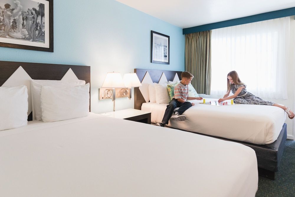 Kings Inn San Diego Standard Room, 2 Queen Beds