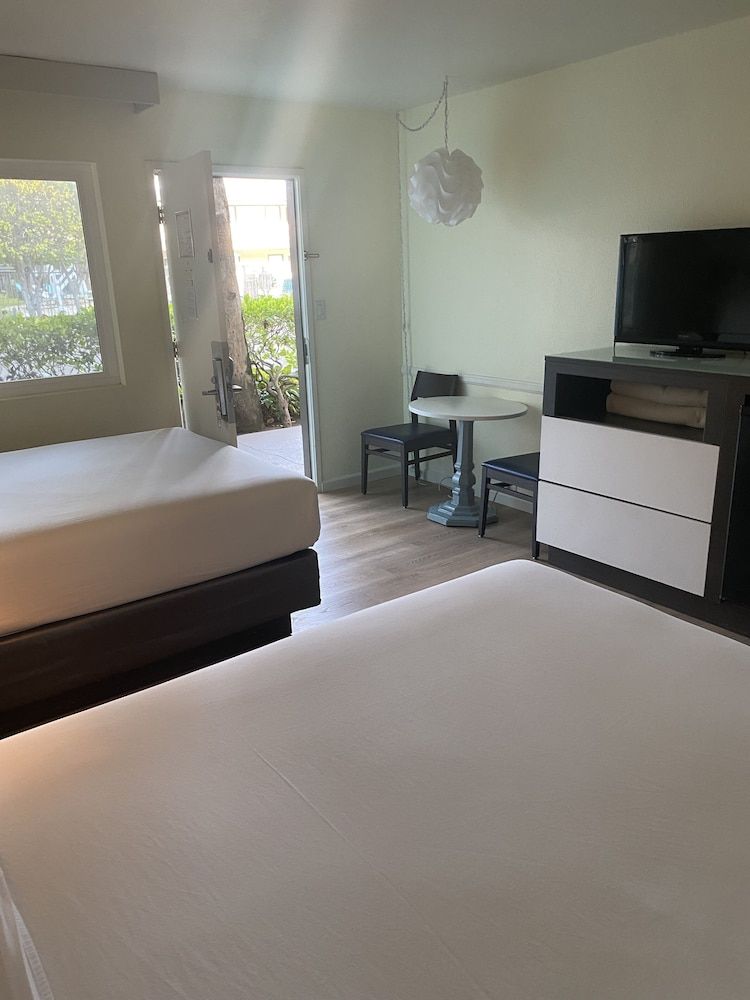 Kings Inn San Diego Standard Room, 2 Queen Beds 9