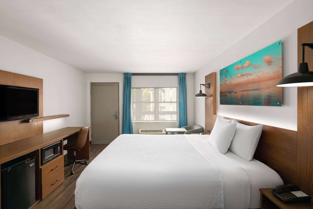 La Quinta Inn by Wyndham San Diego - Miramar Room, 1 King Bed, Non Smoking 6