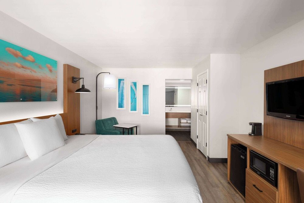 La Quinta Inn by Wyndham San Diego - Miramar Room, 1 King Bed, Non Smoking 5