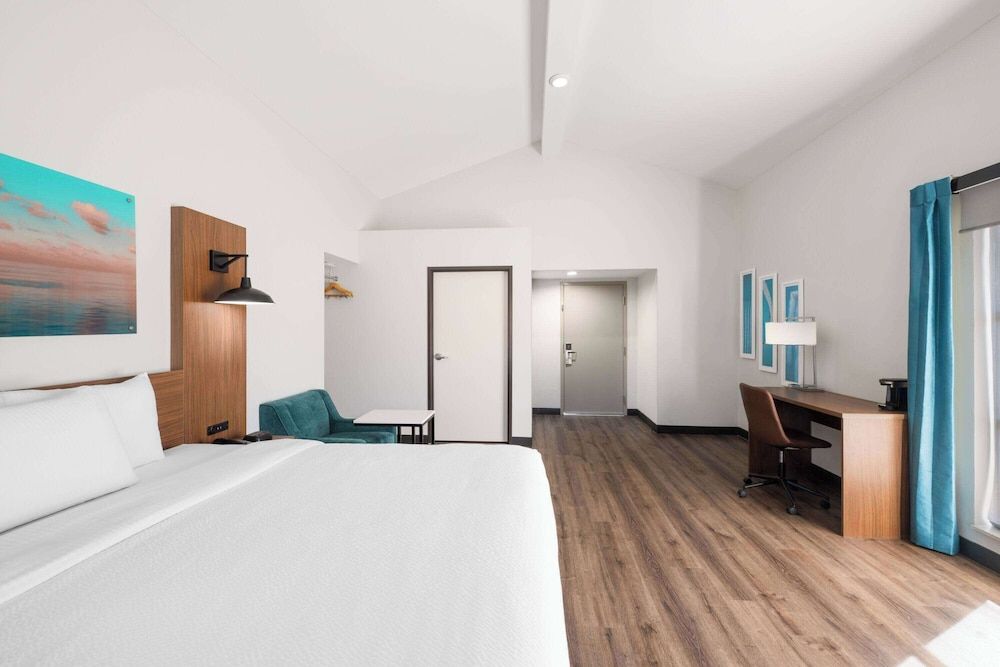 La Quinta Inn by Wyndham San Diego - Miramar Room, 1 King Bed, Non Smoking 4