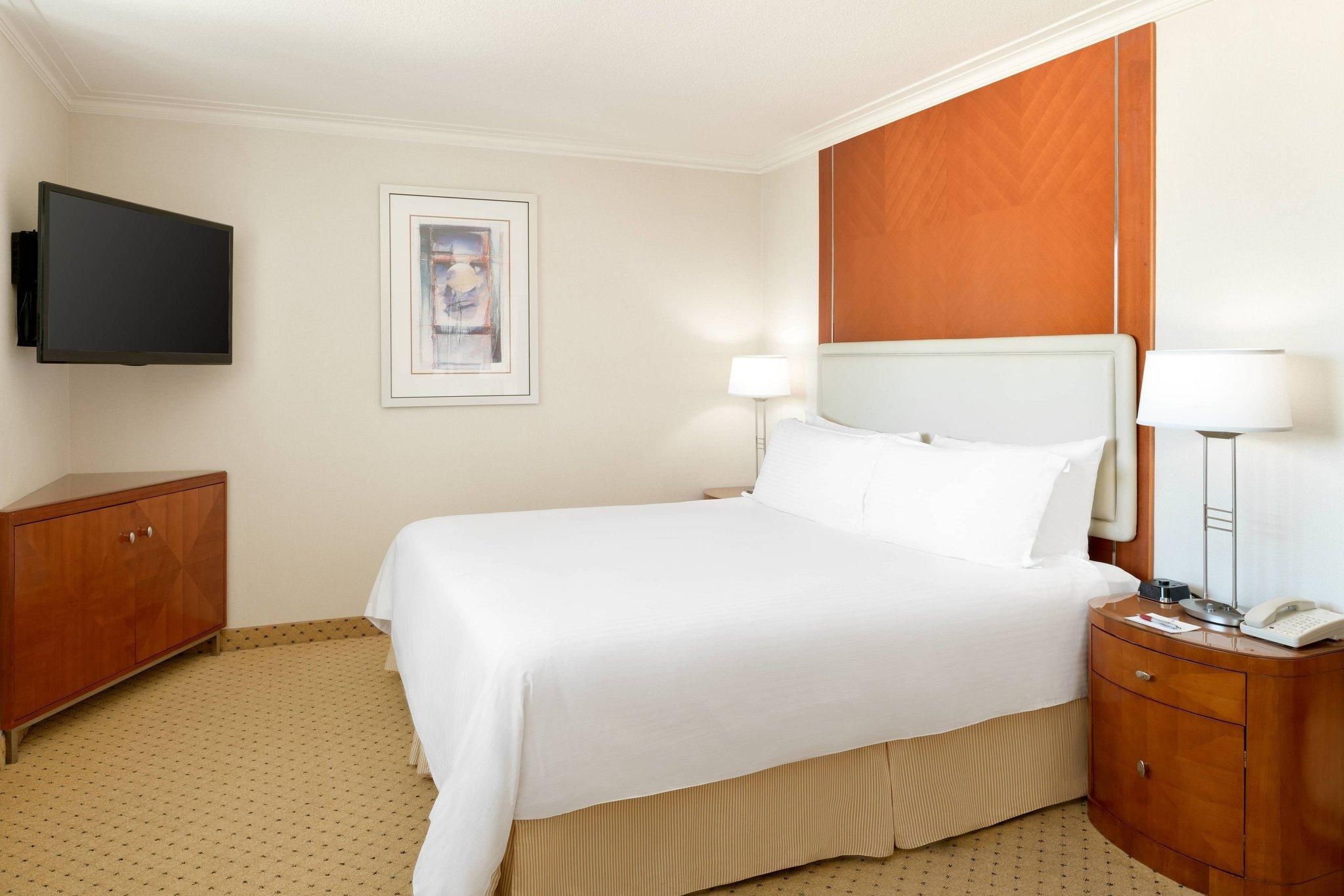 Concierge lounge access, 1 Bedroom Larger Suite, 1 King, Skyline view