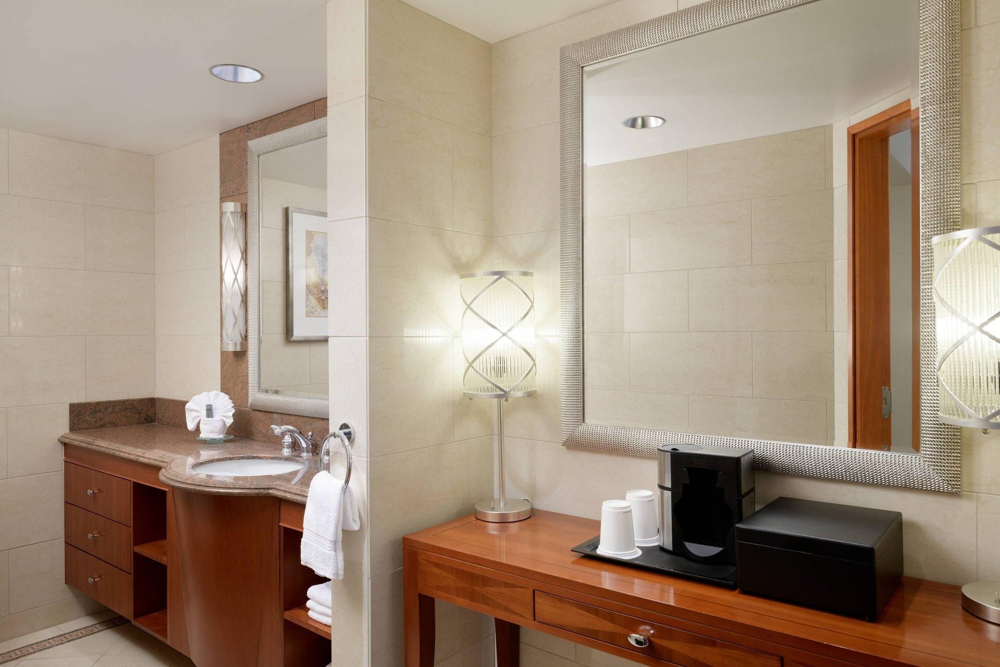 Concierge Level, 1 Bedroom 2 Room Suite, 1 King, Petco Park View, Water View, Corner Room