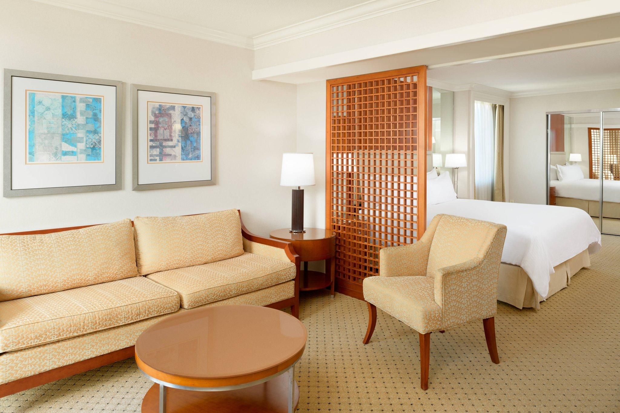 Concierge Lounge Access, 1 Bedroom Junior Suite, 1 King, Some City View, Water View, Corner Room
