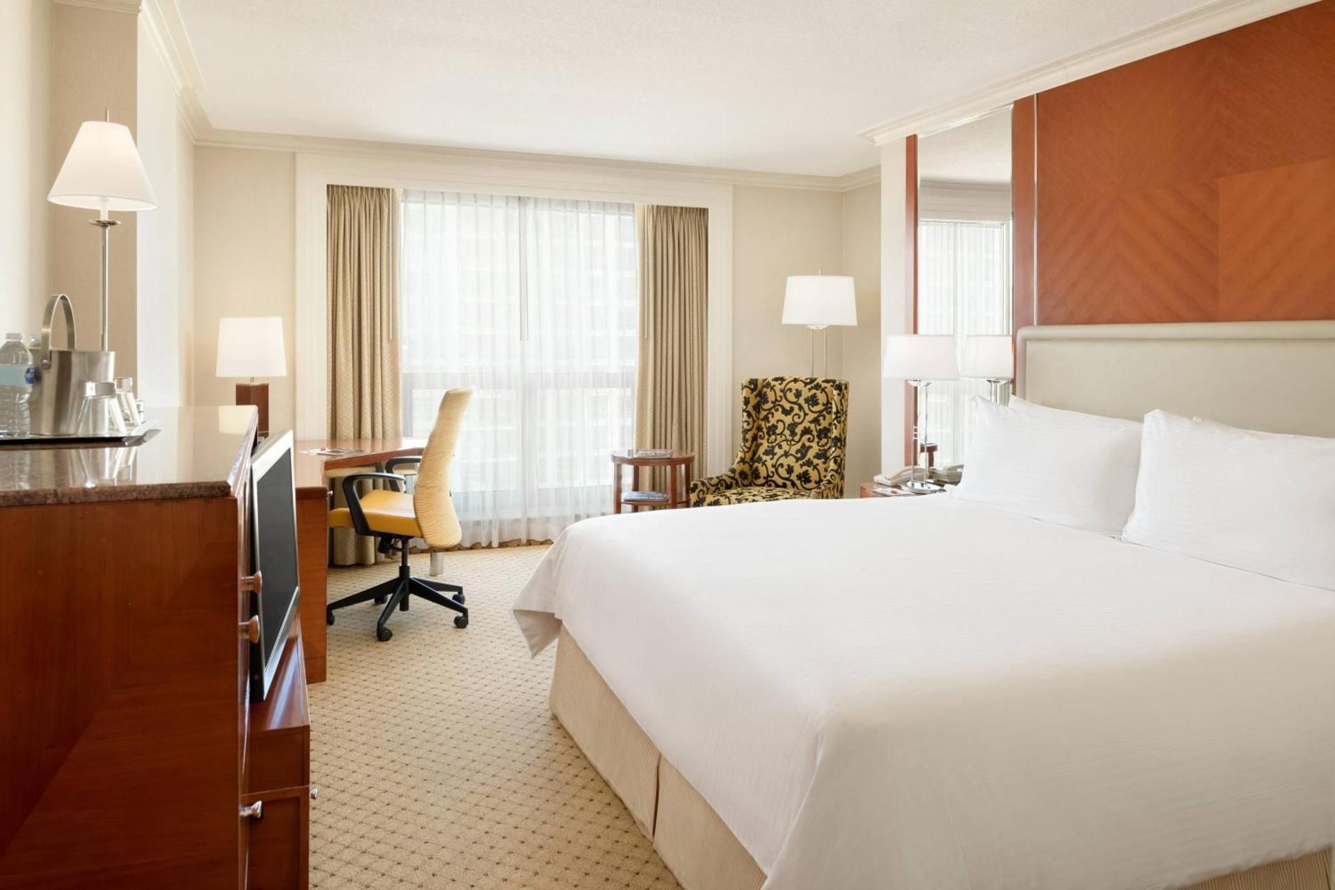 King Room with Adapted Tub - Mobility and Hearing Accessible