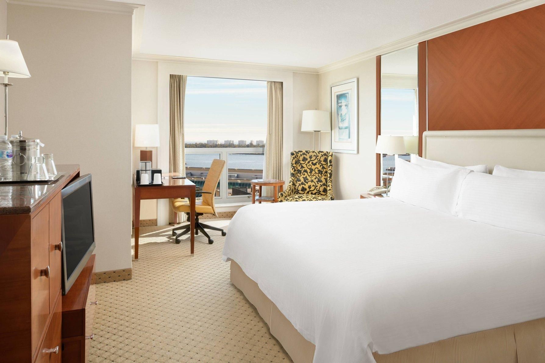 Concierge level, Guest room, 1 King, Water view, High floor