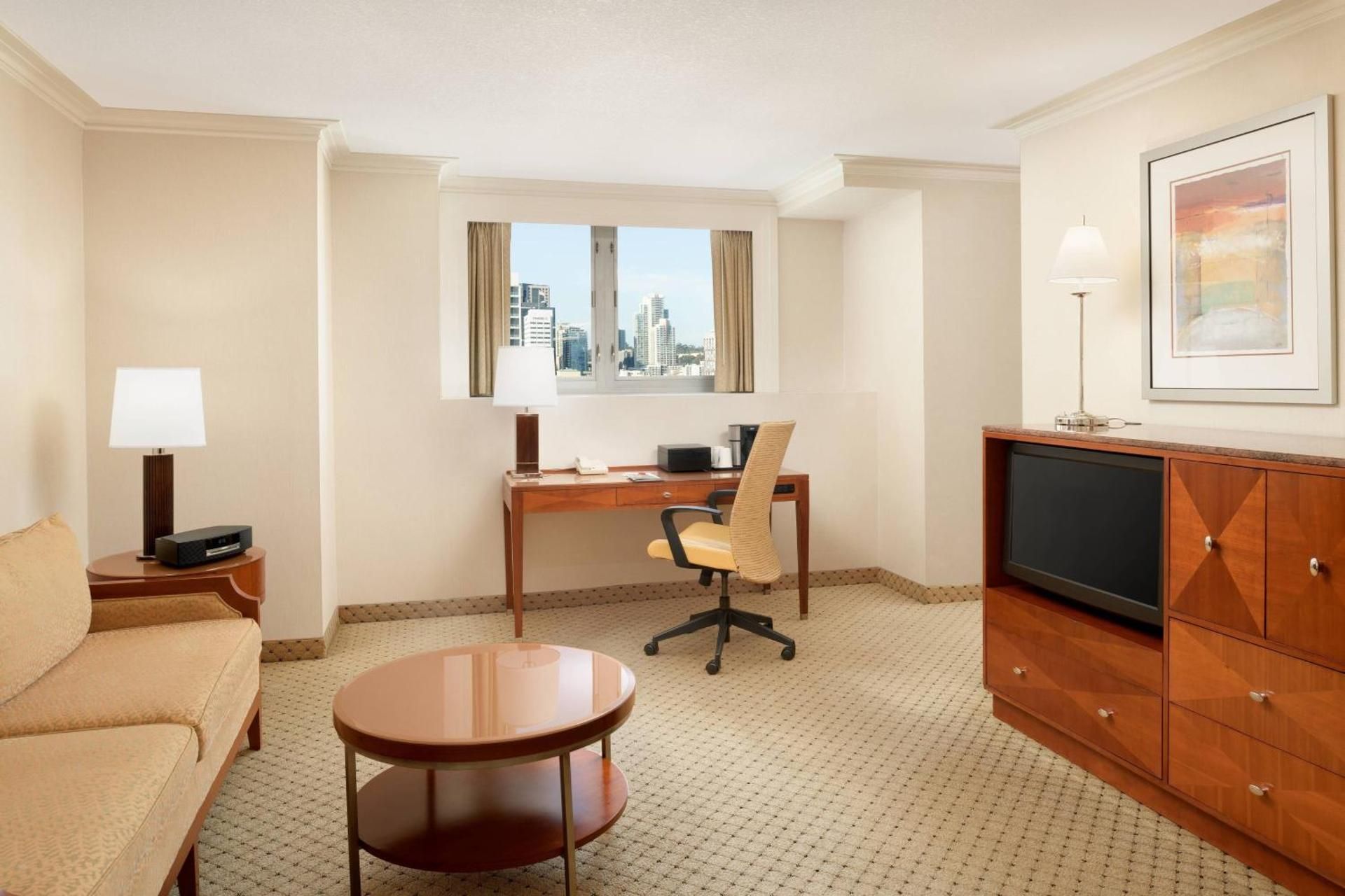 King Room with Adapted Tub and Water View - High Floor/Mobility Accessible