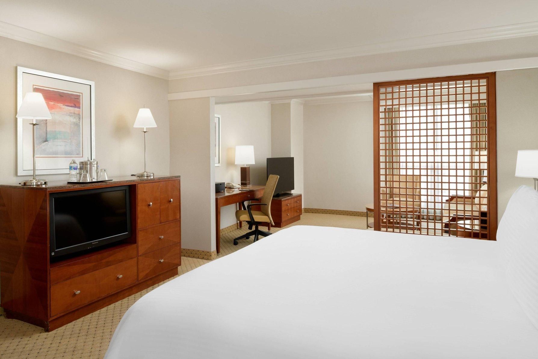 Concierge Lounge Access, 1 Bedroom Junior Suite, 1 King, Some City View, Water View, Corner Room