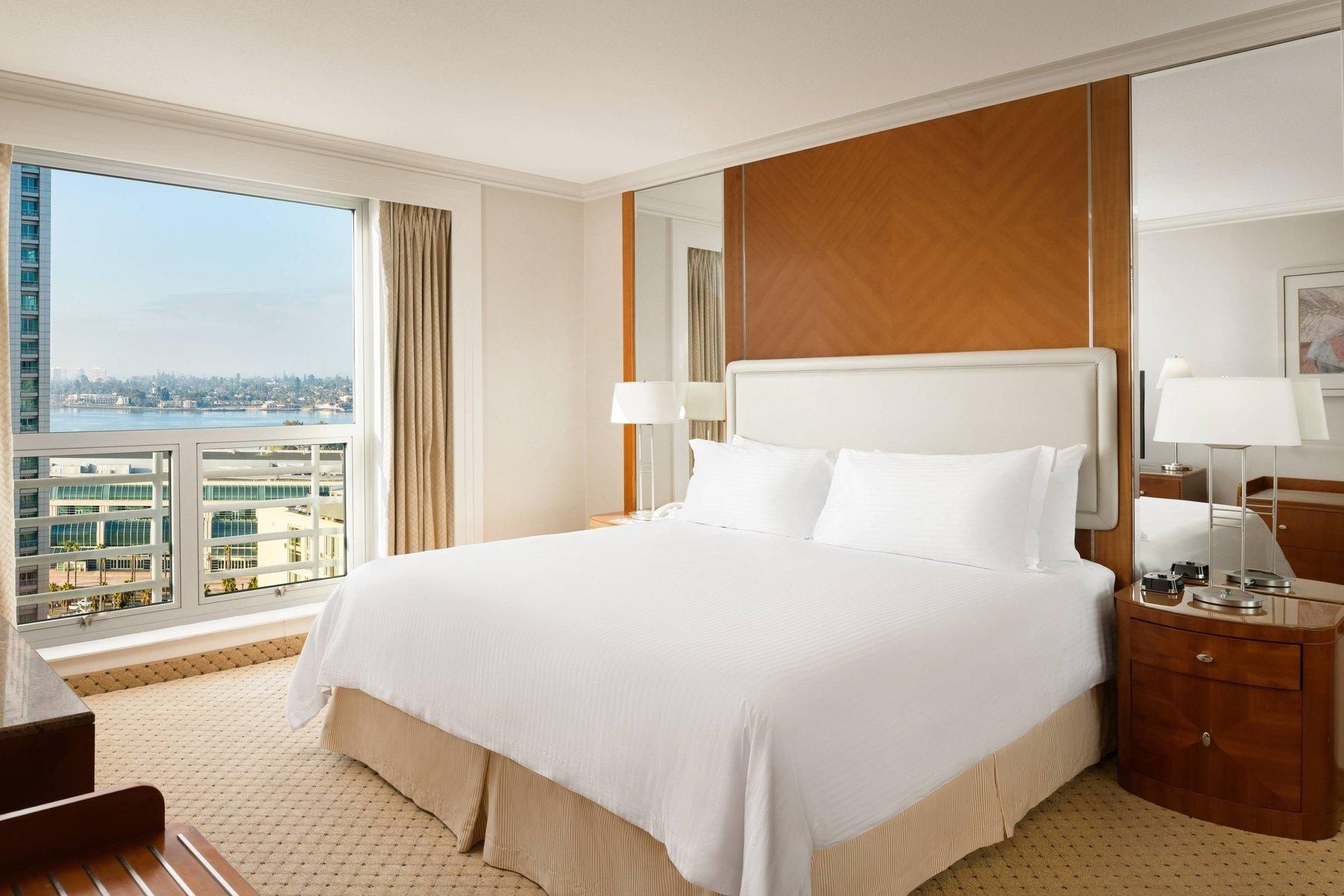 Concierge Level, 1 Bedroom 2 Room Suite, 1 King, Petco Park View, Water View, Corner Room