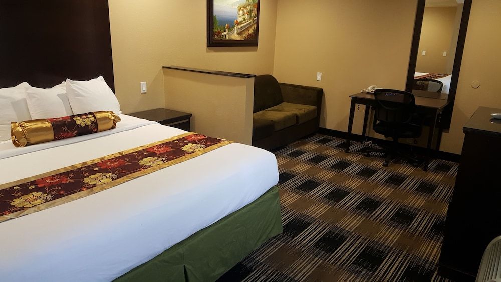 Suite, 1 King Bed with Sofa bed, Non Smoking