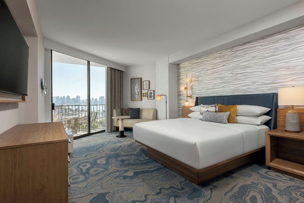 Suite, 1 King Bed with Sofa Bed ( Marina Tower Newly Renovated)